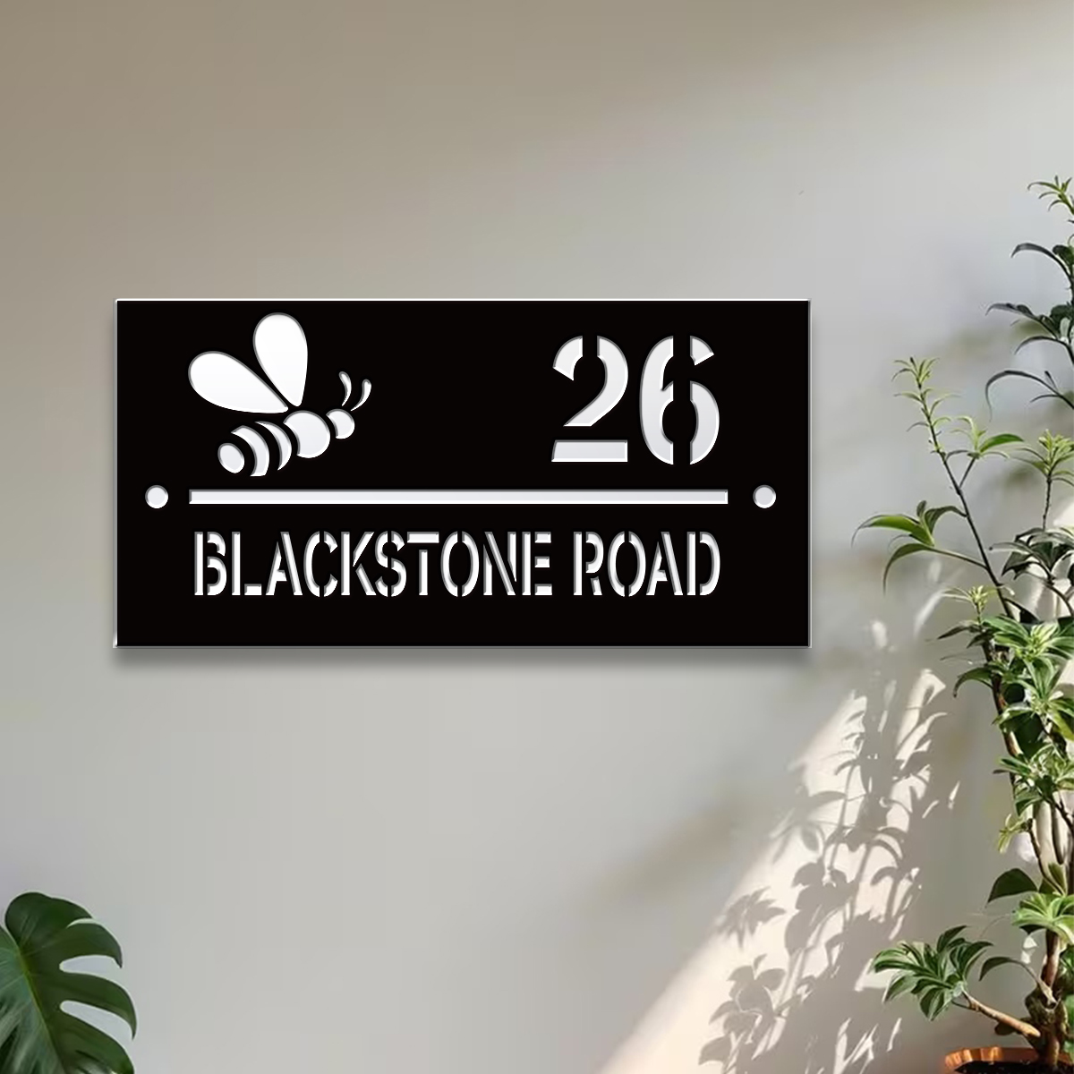 Home Decor Garden - 1 Stück personalisiertes Bienen-Fischgräten-Zahlen- und Text-Acryl-Hausnummernschild,